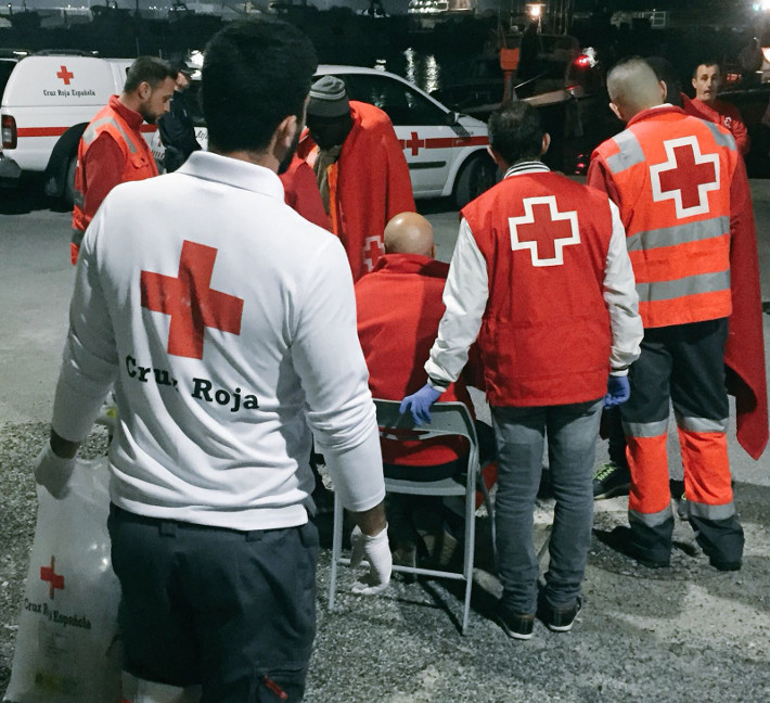 Rescatada y trasladada al puerto de Motril una embarcación con siete personas a bordo 